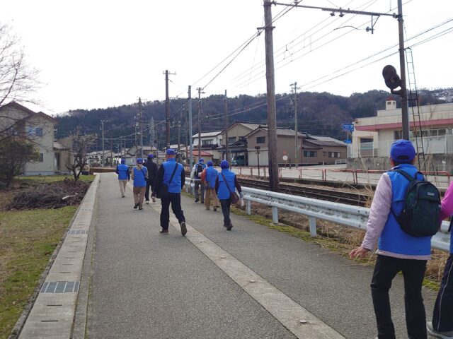 線路沿いをぞろぞろ…