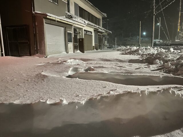 山間部ではお昼頃から降って夜にはこれだけ積もりました！