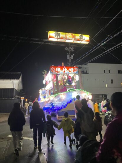 練り歩く宮川町の大屋形