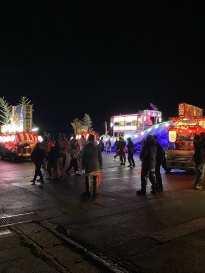 各町内会の屋形が前名寺に集合