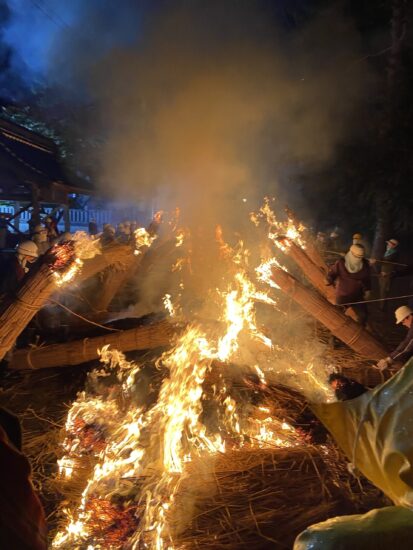 木がはぜる音が境内に響きます。