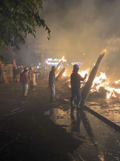 火を絶やさないよう松明を燃やしています。