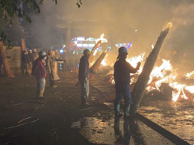 火を絶やさないよう松明を燃やしています。