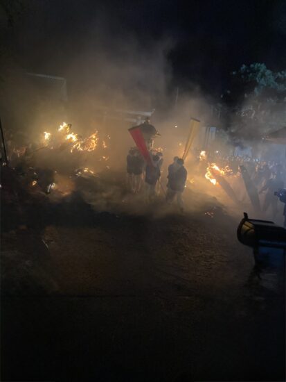 オタッチョーという掛け声と共に駆け抜ける厄年衆