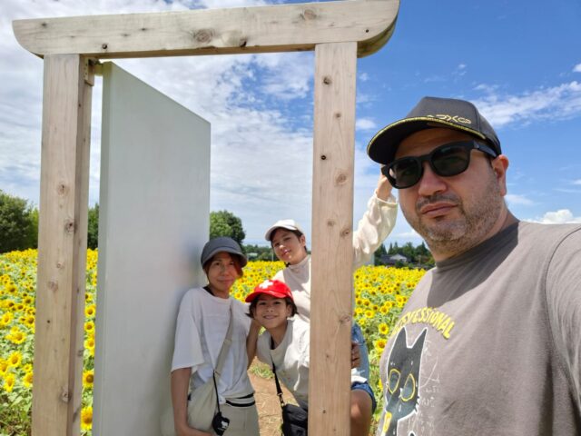 ひまわり畑を楽しむヴィンセントさん一家